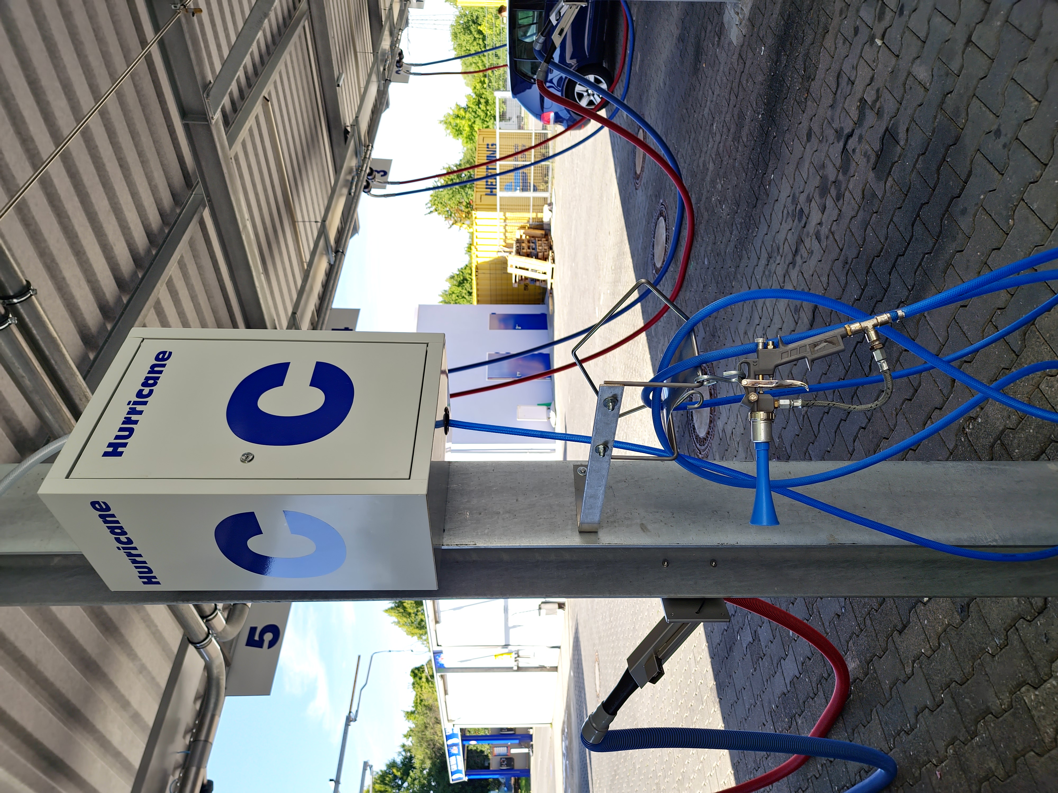Hurricane-Station mit Druckluft-Schlauch und Pistole an der Waschbox
