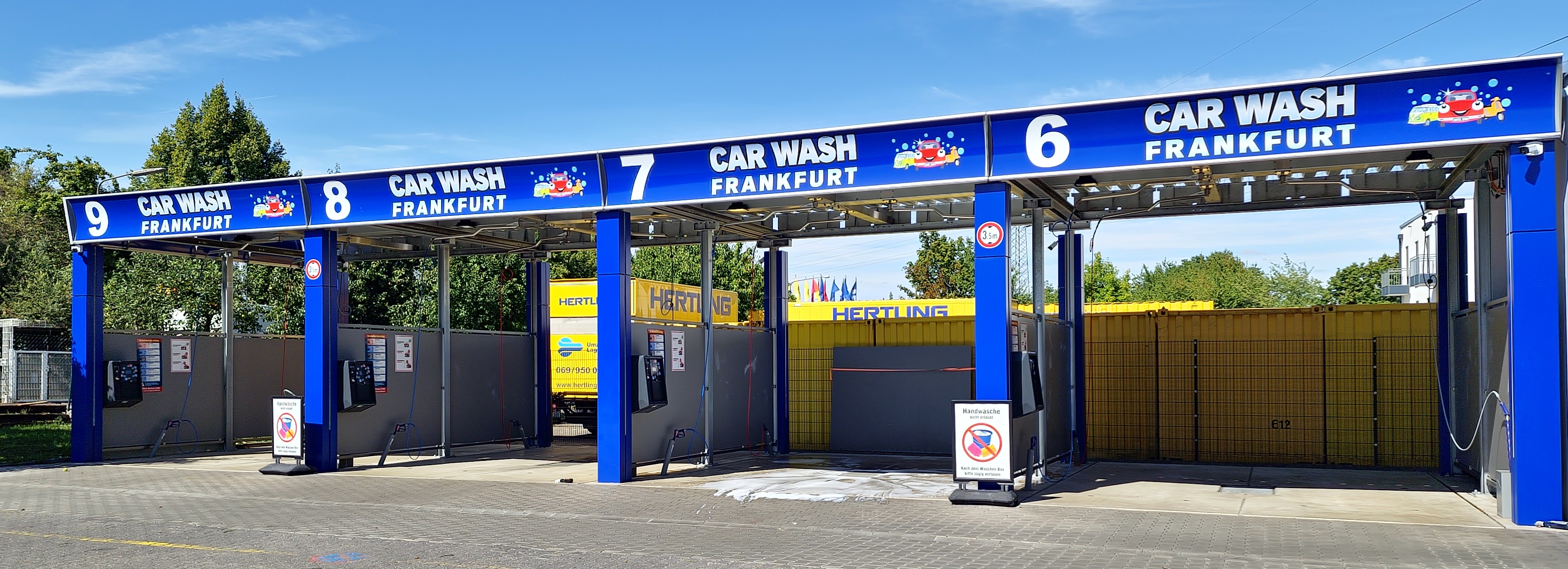 Neue Waschboxen bei Car Wash Frankfurt: vier SB-Waschplätze unter blau-weißer Markise